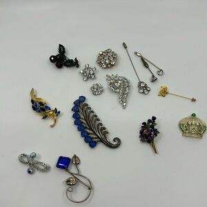Vintage Jewelry Lot: Brooches / Pins